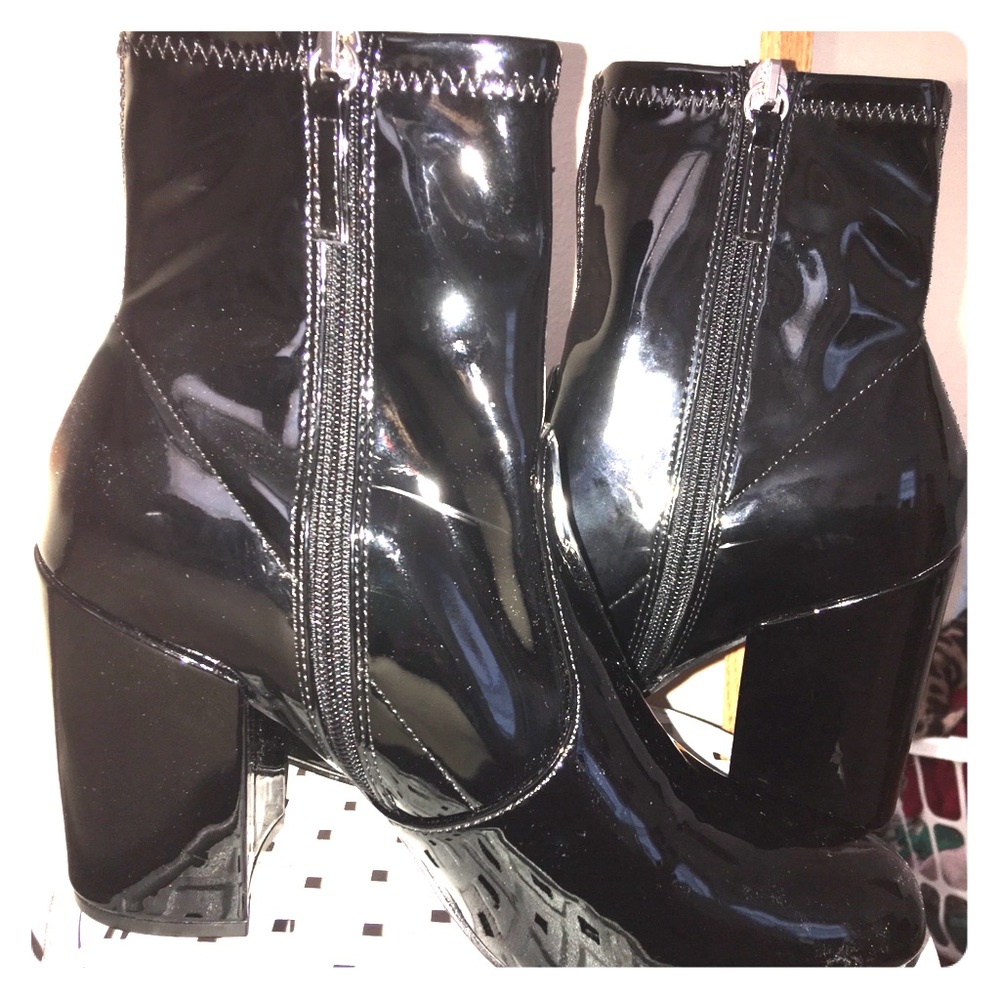 🔥SEXY NWOT STEVE MADDEN BLACK PATENT BOOTIE🔥